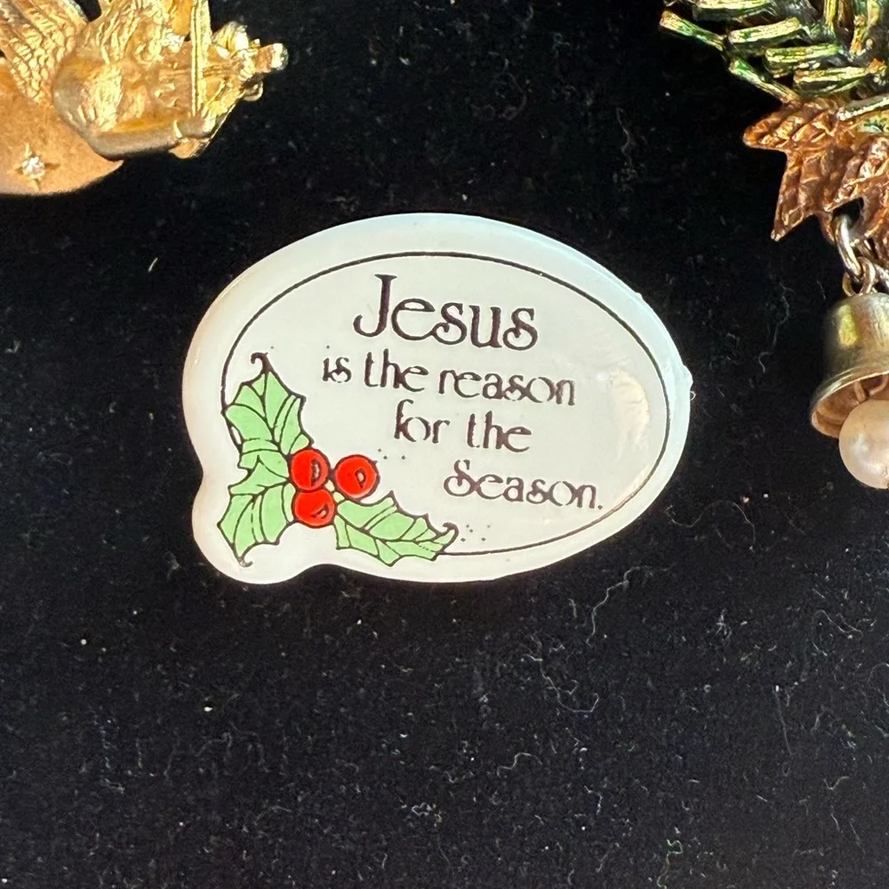 Festive Gold and Green Brooch Set‎